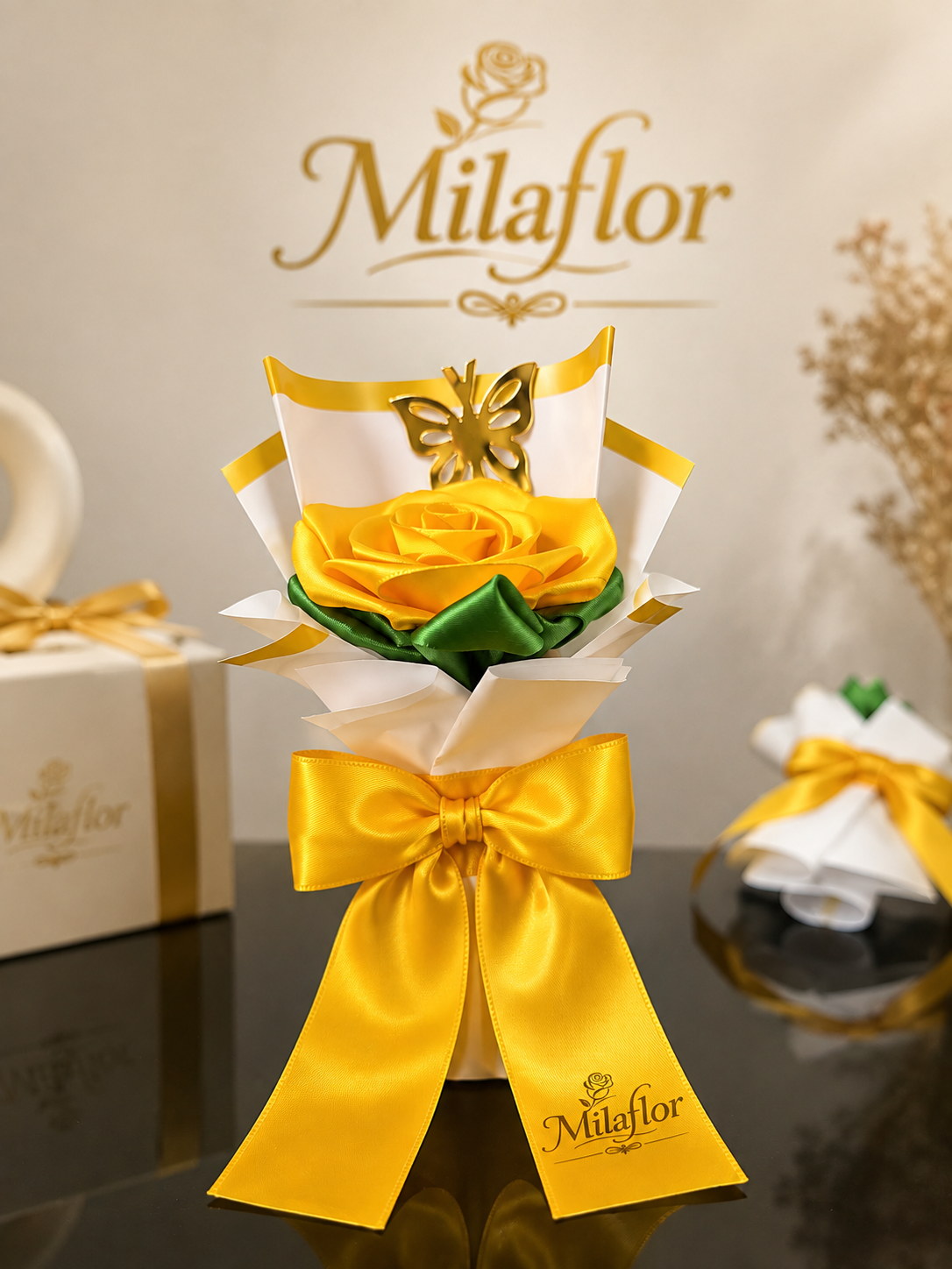 Rosa eterna Milaflor de cinta satinada amarilla con lazo y mariposa dorada
